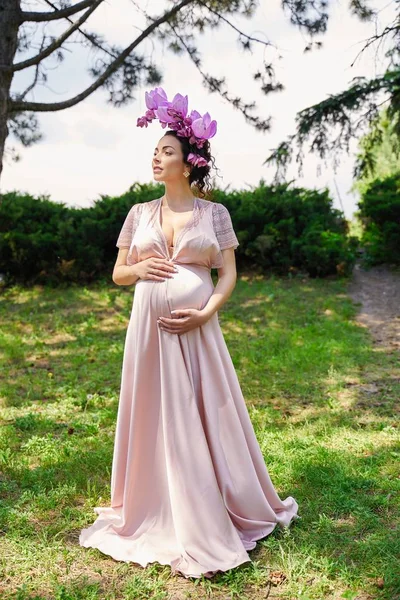 Nádherná Těhotná Žena Letním Parku — Stock fotografie
