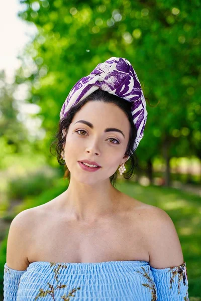 Retrato Una Joven Con Precioso Tocado —  Fotos de Stock