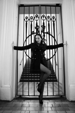 Muhteşem genç esmer kadın poz