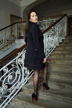 Muhteşem genç esmer kadın poz