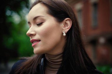 Muhteşem genç esmer kadın poz