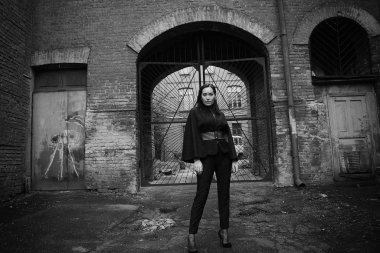 Muhteşem genç esmer kadın poz