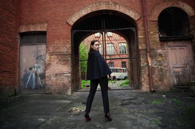 Muhteşem genç esmer kadın poz