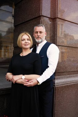 Sokakta Zarif orta yaş çift