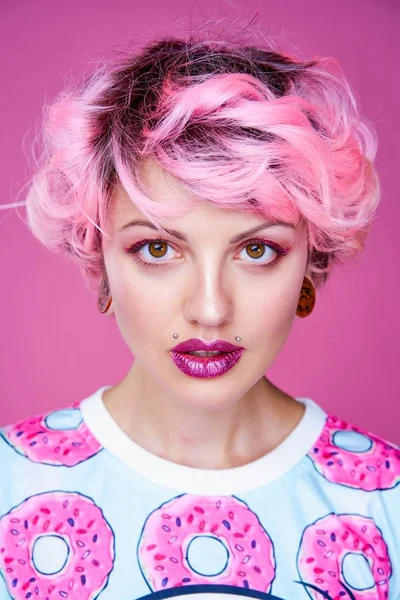五颜六色的肖像可爱的女人与粉红色的头发 — 图库照片