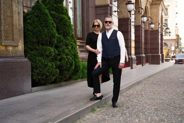 Elegante Pareja Mediana Edad Calle —  Fotos de Stock