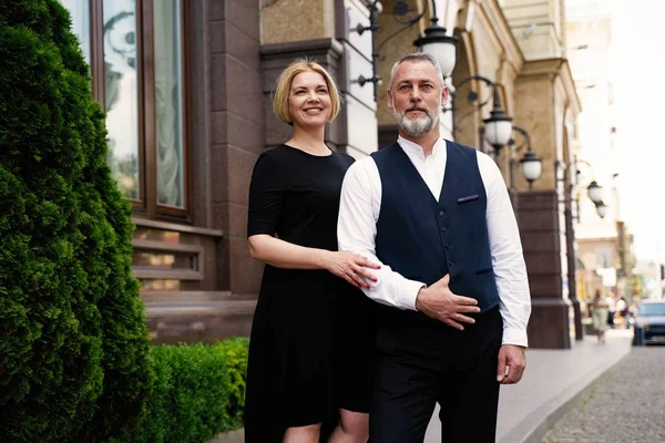 Elegante Pareja Mediana Edad Calle —  Fotos de Stock