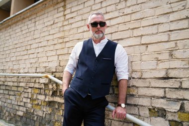 Yakışıklı sakallı orta yaş adam poz