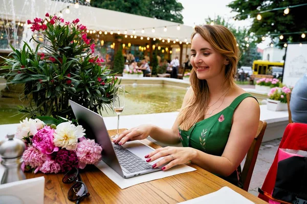 Молодая Красивая Женщина Ноутбуком Открытом Кафе — стоковое фото