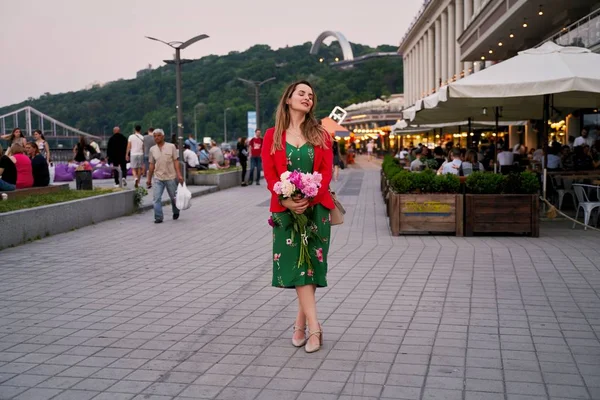 Belle Jeune Femme Avec Bouquet Pivoines Fraîches — Photo