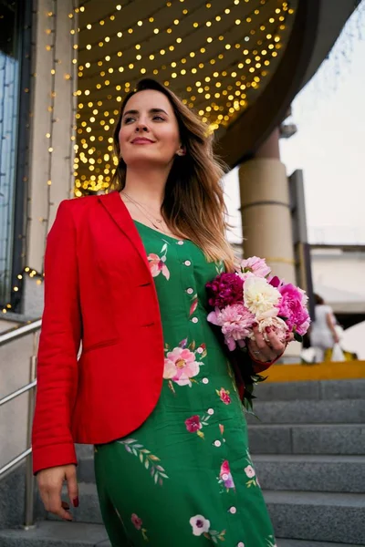 Belle Jeune Femme Avec Bouquet Pivoines Fraîches — Photo