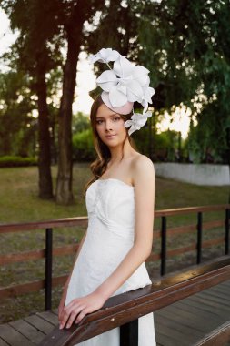 Muhteşem genç kadın poz olağanüstü başlık 