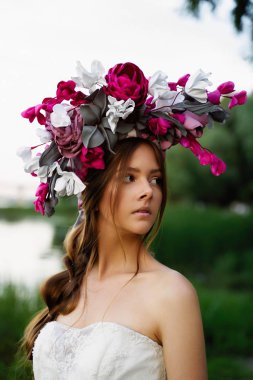 Muhteşem genç kadın poz olağanüstü başlık 