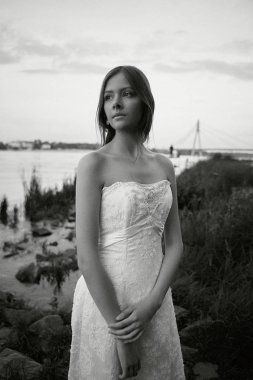 Dışarıda poz veren güzel genç bir kadın.