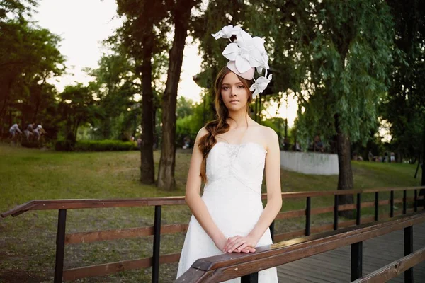 Muhteşem genç kadın poz olağanüstü başlık 