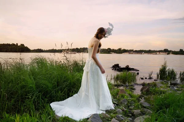 Gorgeous Ung Kvinna Utestående Huvudbonat Poserar — Stockfoto