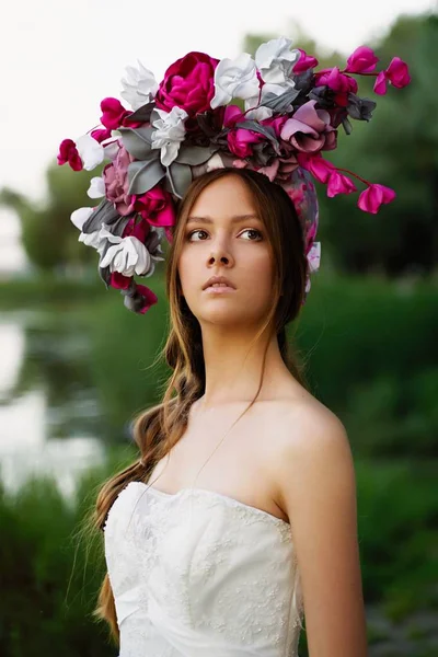 Gorgeous Ung Kvinna Utestående Huvudbonat Poserar — Stockfoto