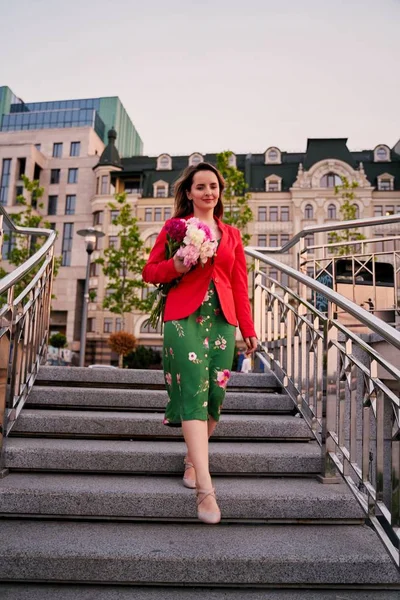 Belle Jeune Femme Avec Bouquet Pivoines Fraîches — Photo