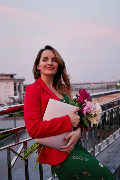 Belle Jeune Femme Avec Bouquet Pivoines Fraîches — Photo