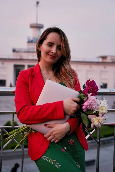 Belle Jeune Femme Avec Bouquet Pivoines Fraîches — Photo