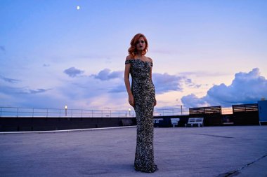 güzel bir genç kadın sokağa poz