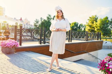 güzel bir genç kadın sokağa poz