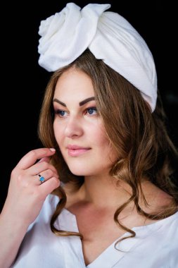 Muhteşem genç kadın poz olağanüstü başlık 