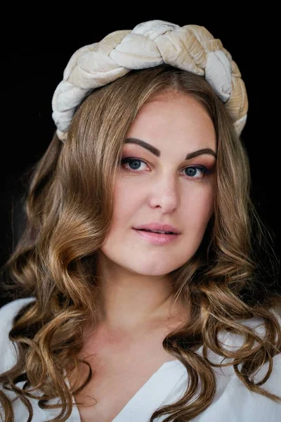 抜群のヘアアドレスポーズでゴージャスな若い女性 — ストック写真