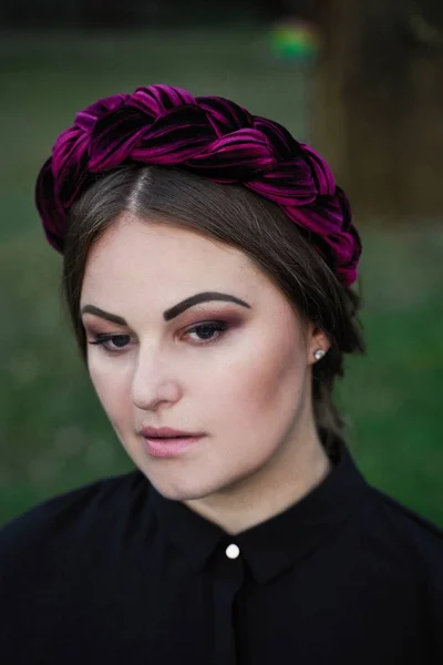 Gorgeous Young Woman Outstanding Headdress Posing — Stock Photo, Image