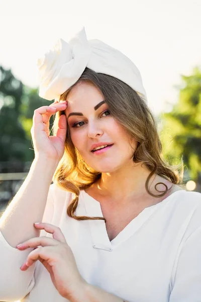 Linda Jovem Mulher Excelente Cobertura Para Cabeça Posando — Fotografia de Stock