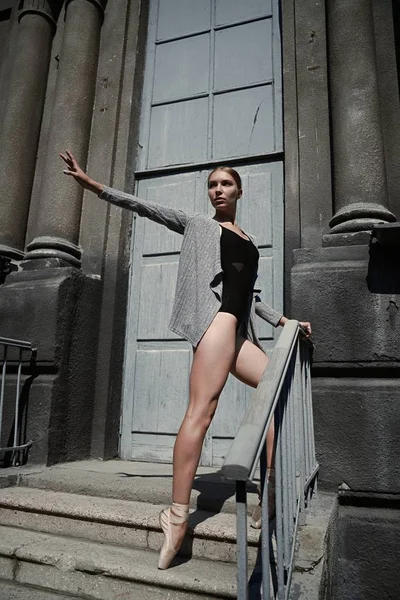 Jeune Gracieuse Ballerine Produisant Dans Rue — Photo