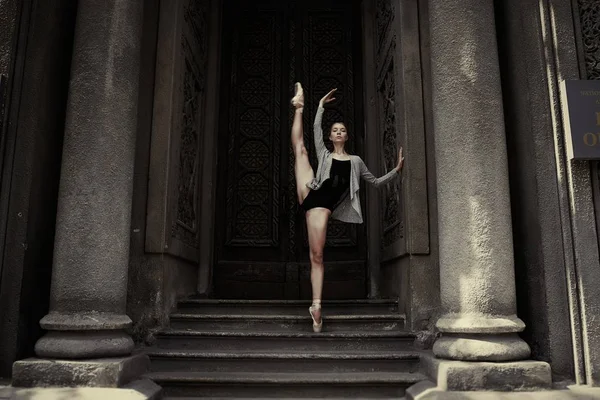 年轻而优雅的芭蕾舞表演在街上 — 图库照片