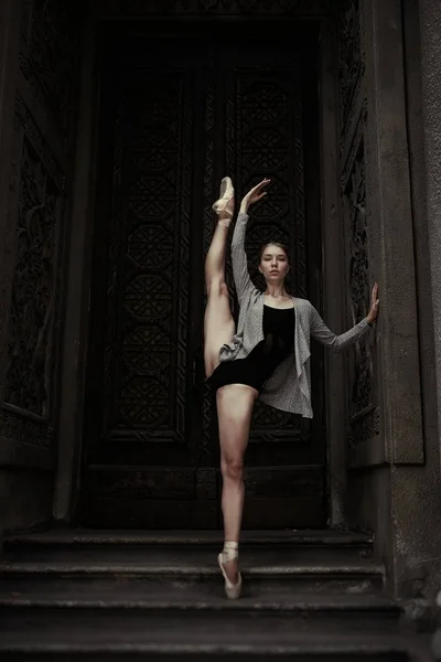 Joven Elegante Bailarina Actuando Calle — Foto de Stock