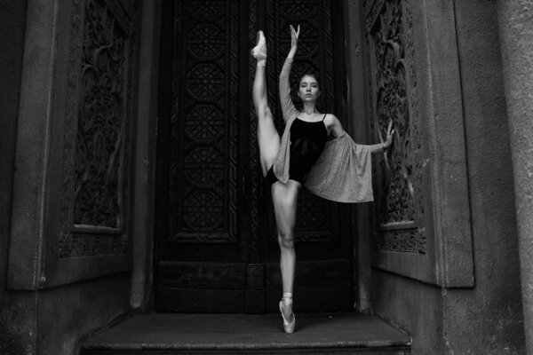 Молодая и изящная балерина, выступающая на улице
