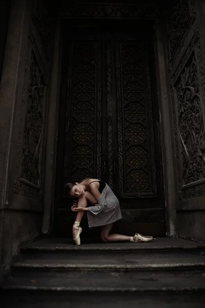 Молодая Изящная Балерина Выступающая Улице — стоковое фото
