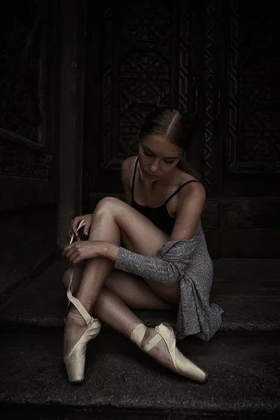 Joven Elegante Bailarina Actuando Calle —  Fotos de Stock