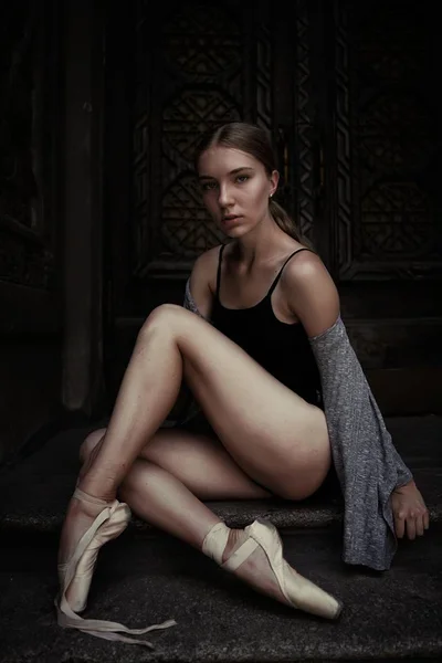 Giovane Graziosa Ballerina Esibendosi Strada — Foto Stock