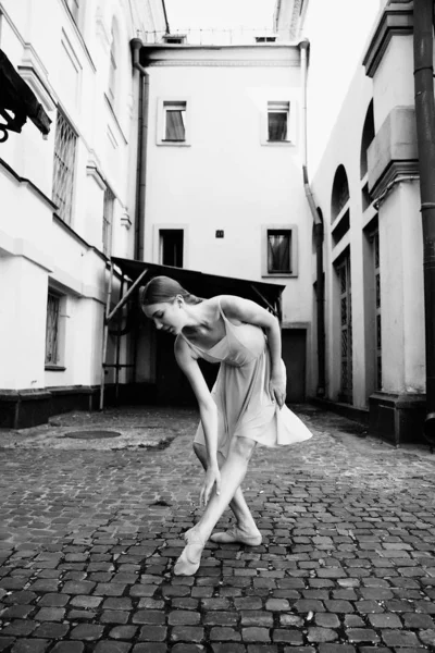 Młody Wdzięku Baletnica Występując Ulicy — Zdjęcie stockowe