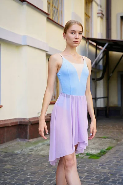 Giovane Graziosa Ballerina Esibendosi Strada — Foto Stock