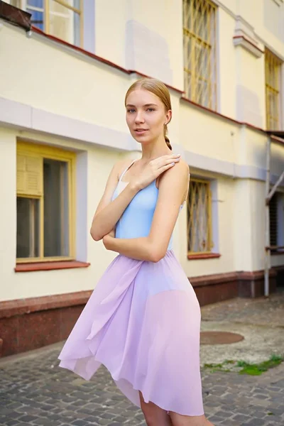 Ung Och Graciös Ballerina Uppträder Gatan — Stockfoto