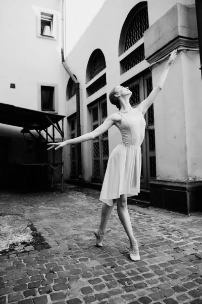 Jovem Graciosa Bailarina Realizando Rua — Fotografia de Stock