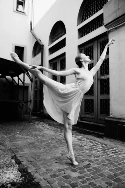 Jovem Graciosa Bailarina Realizando Rua — Fotografia de Stock