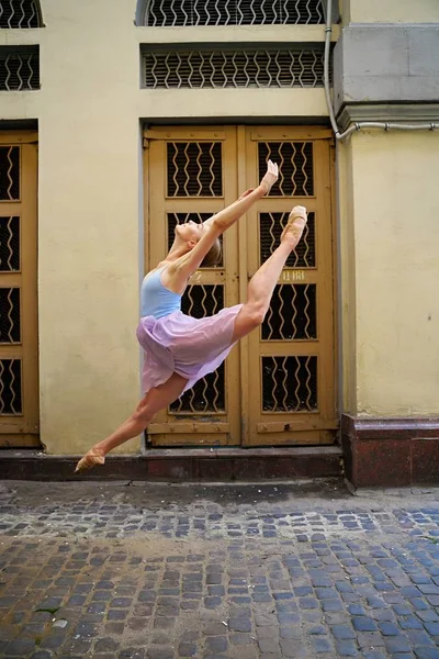 Jeune Gracieuse Ballerine Produisant Dans Rue — Photo
