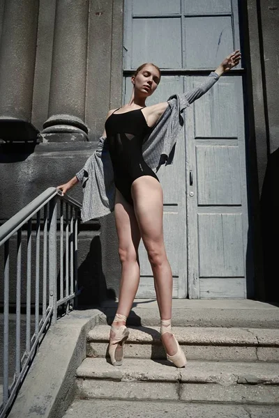 Jovem Graciosa Bailarina Realizando Rua — Fotografia de Stock