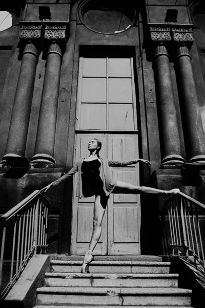 Jovem Graciosa Bailarina Realizando Rua — Fotografia de Stock