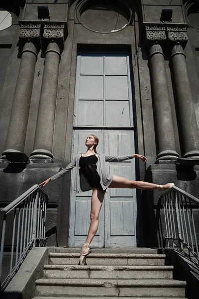 Ung Och Graciös Ballerina Uppträder Gatan — Stockfoto