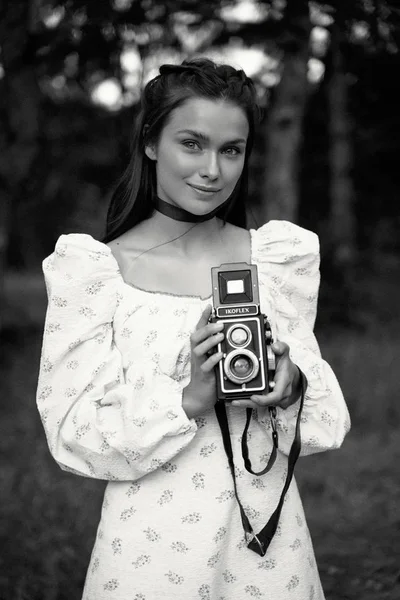 Piękna Młoda Kobieta Kamery Retro Zewnątrz — Zdjęcie stockowe