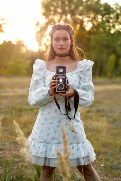 Mooie Jonge Vrouw Met Retro Camera Buiten — Stockfoto