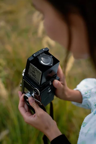 屋外でレトロなカメラを持つ美しい若い女性 — ストック写真