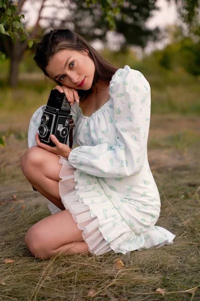 Vacker Ung Kvinna Med Retrokamera Utomhus — Stockfoto